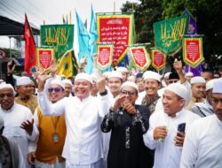 Herman Deru Khusuk Ikuti Rangkaian Ziarah Kubro Bersama Ribuan Peziarah