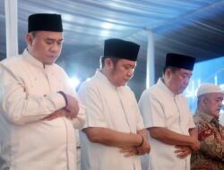 Awali Safari Ramadhan 1446 H, Gubernur Herman Deru dan Wagub Cik Ujang Sholat Isya dan Tarawih Berjamaah Dengan Ribuan Umat Muslim Sumsel