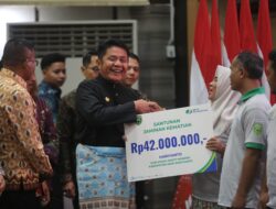 Gubernur Herman Deru Serahkan Santunan Jaminan Kematian BPJS Ketenagakerjaan kepada Petani Sawit di Sumsel