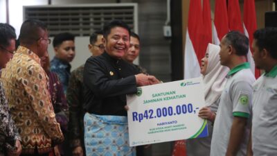 Gubernur Herman Deru Serahkan Santunan Jaminan Kematian BPJS Ketenagakerjaan kepada Petani Sawit di Sumsel