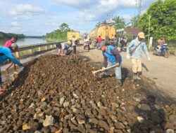 Kecamatan Babat Toman Inisiatif Perbaiki Jalan Berlubang di Desa Sugiwaras