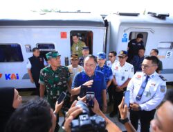 Wagub Cik Ujang Lepas Peserta Mudik Gratis Pemprov Sumsel Lebaran di Stasiun Kertapati