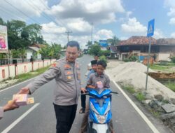 Peduli Pendidikan, Kapolsek Madang Suku II Salurkan Bantuan Alat Tulis dan Botol Minum