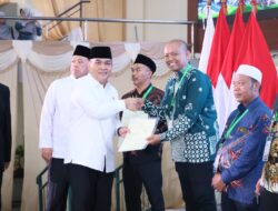 Nusron Wahid Serahkan 1.000 Lebih Sertipikat Tanah Wakaf dalam ICOP 2026