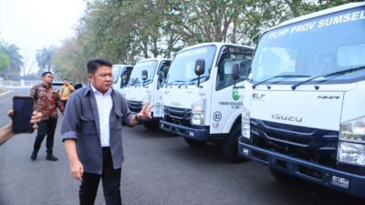 Perkuat Penanganan Karhutla, Herman Deru Serahkan Bantuan Presiden Berupa Truk dan Motor Roda Tiga untuk Palembang